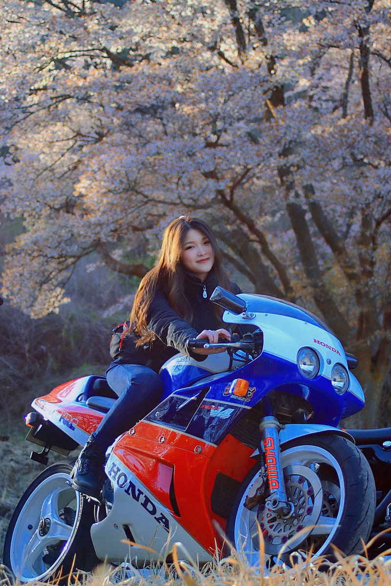 99y_m_'s tweet image. 実は、ご縁があり
往年のレーサーレプリカVFR750R（RC30）納車されました💓
今までのバイクに無い楽しさがあります🤫
FCRキャブにフルエキがたまらないっ
今年こそたくさんツーリング行くぞ〜〜〜💘

#RC30 
#VFR750R
#バイク女子
#HONDA