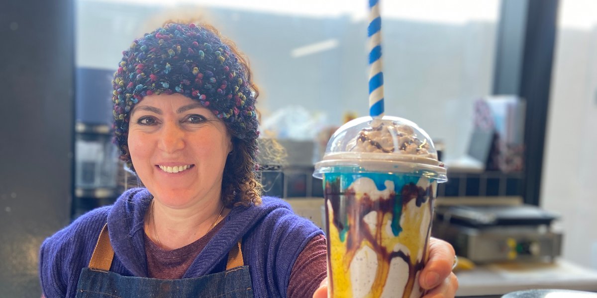 🍦 Savour the sunshine with Nurcan's Cafe!

☀ Make the most of the sunny weather and indulge in a frozen delight at Preston Markets

❤ 24 delicious flavours of ice cream & milkshake and an extensive range or cones and toppings to choose from

prestonmarkets.co.uk/article/5009/N…

#LYLM2023