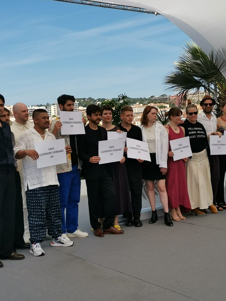 LeCourtClermont's tweet photo. 📸 Ce matin, au photocall des réalisateurs et réalisatrices des courts métrages en competition officielle du @Festival_Cannes. Vous êtes extraordinaires, merci pour cette marque de soutien inestimable. 🙏
🔴Pour nous aider, signez notre lettre ouverte ➡️ https://t.co/hLtMmVqq20 https://t.co/pp52a2qVsL