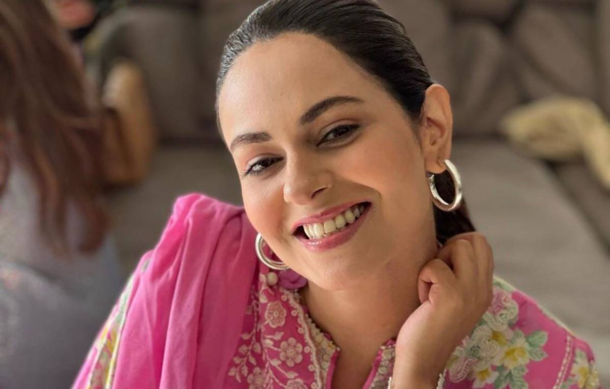 Monthly Andaz e Jahan على X: AmarKhan SCOLDED during LIVE SHOW Prominent  Pakistani actress Amar Khan has lately been spotted getting targeted with  hilarious yet lethal bashes emerging from her mothers end