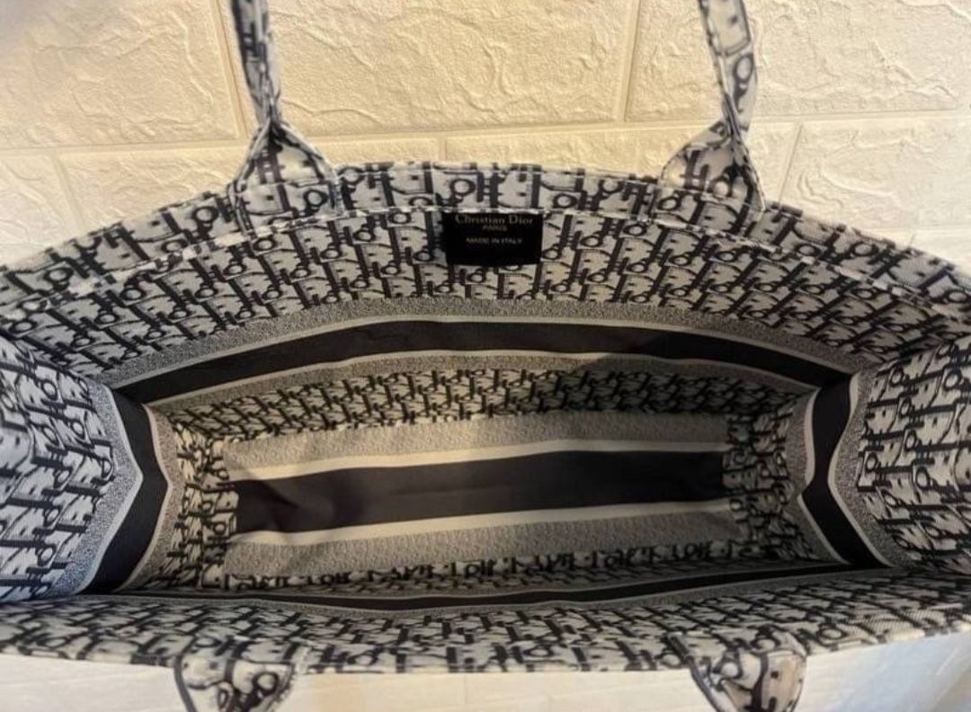 #พร้อมส่ง Dior ช็อปปิ้ง Bag
✅ราคา 299 บาท⭐️ ลายใหม่ล่าสุด
👉ขนาดใหญ่ จุของได้เยอะมาก งานป้าย สวยกริบ

สินค้าถ่ายจากงานจริง✅
ขนาด 42x30
ส่ง🚛 45+10

#กระเป๋า #กระเป๋าแบรนด์เนม #กระเป๋าสะพายข้าง #กระเป๋าแฟชั่น #กระเป๋าดิออร์ #กระเป๋าdior