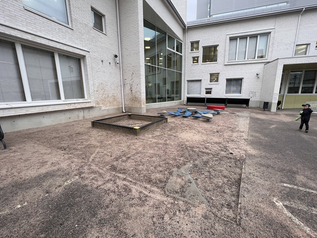 Päiväkotien pihat pitää siivota paremmin. Kehut olisi kiva antaa, kuten voi vaikka upeista puistoista! Talvella heikot lumityöt. Kesään mennessä ei saada hiekoitushiekkaa kerättyä. Palautteeseen <a href="/HelsinkiKymp/">Kaupunkiympäristö</a> vastaa kertoen, että mystinen sopimustoimija hoitaa - sitten kun hoitaa