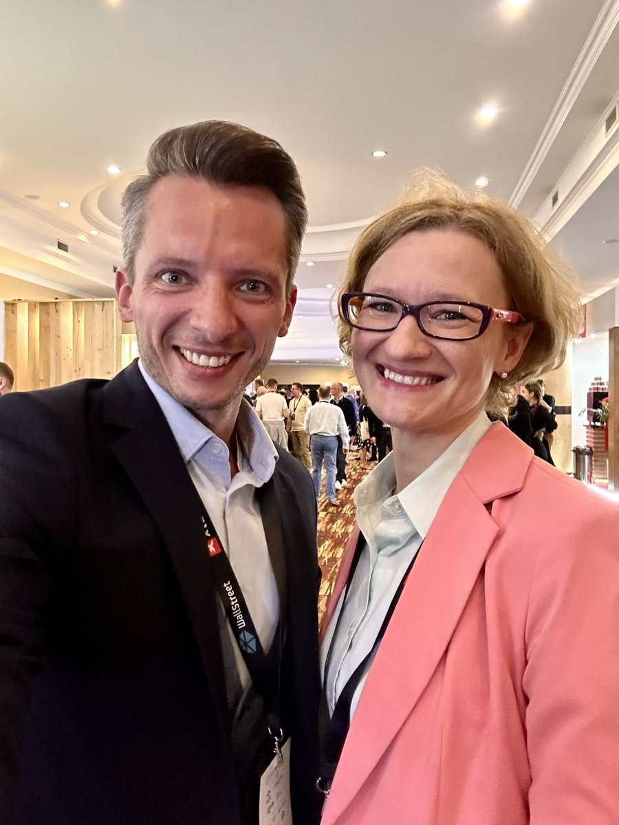 maciej_krzy's tweet photo. Bez spotkania z @AlicjaDef żaden kongres się nie liczy! #WallStreet27 #WS27 #Karpacz #CiekaweLiczby 💪 https://t.co/oSlDzSXzc4