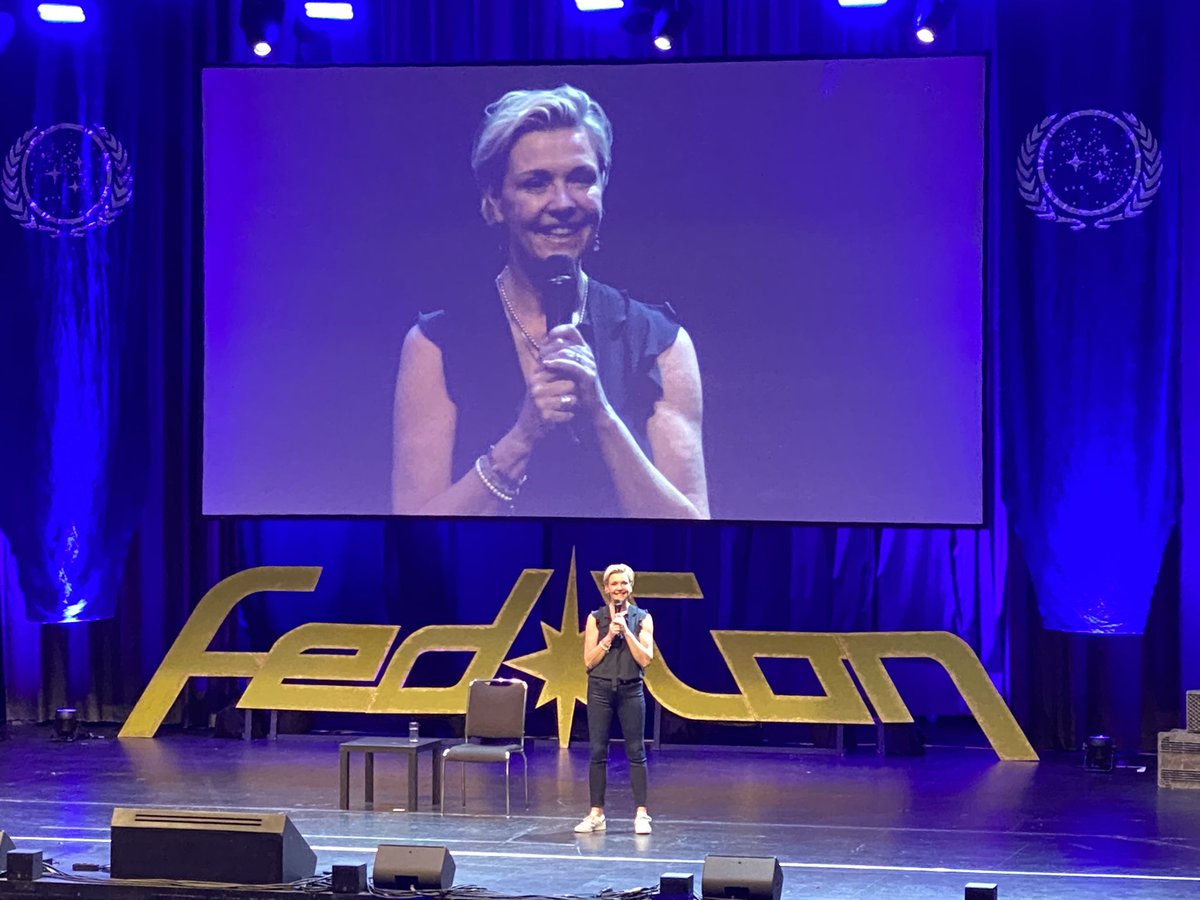 LenaLakeWriting's tweet image. “Can you blow up a sun?”

Amanda Tapping to an astrophysicist who asked a question #FedCon
