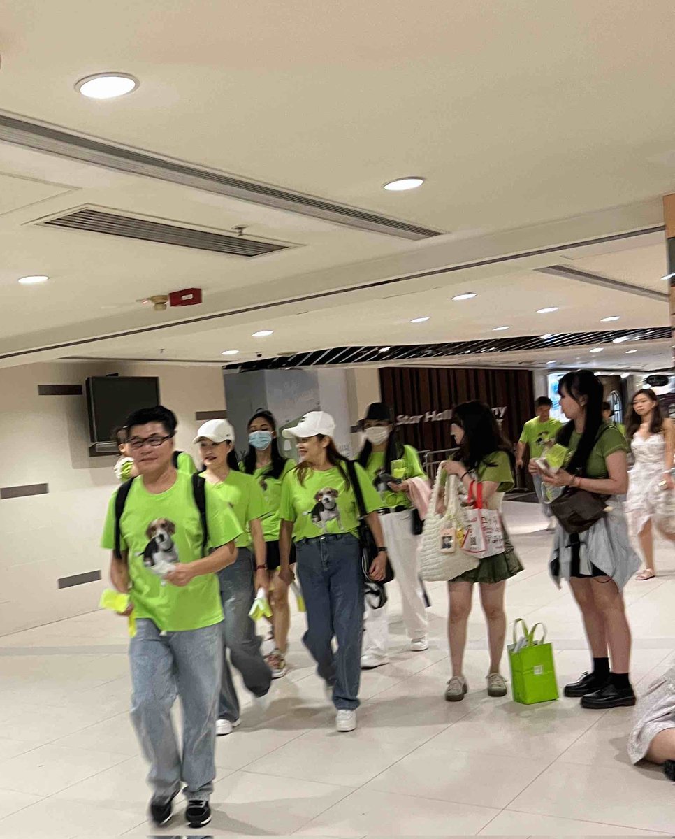 gonna cry xiaojun's family really came with matching green bella shirts 😭💚