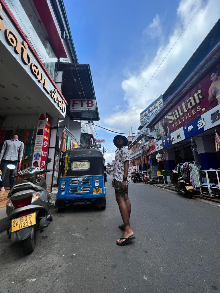 AshInura's tweet photo. While perusing the buzzling streets of the land of the singing fish 

#travelersnotebook #travelgram #traveldiaries #travellinglife #travelogue #travelvibes #streetshots #streetphotography #streetshopping #weekentrip #easternsrilanka #exploring #blendingwiththesurroundings https://t.co/LvrxkzZOcW