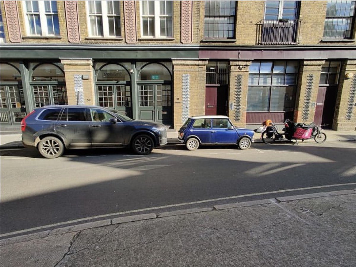 SUVs in der Stadt sind völlig daneben. #StadtpanzerRaus!

#Verkehrswende 🚲🌻🚶🏽‍♀️🌳🤗 #StädteFürMenschen #autofrei #VisionZero #Tempolimit #Fahrrad #MehrPlatzFürsRad #CarIsOver #CarFree #Klimaschutz #ClimateActionNow