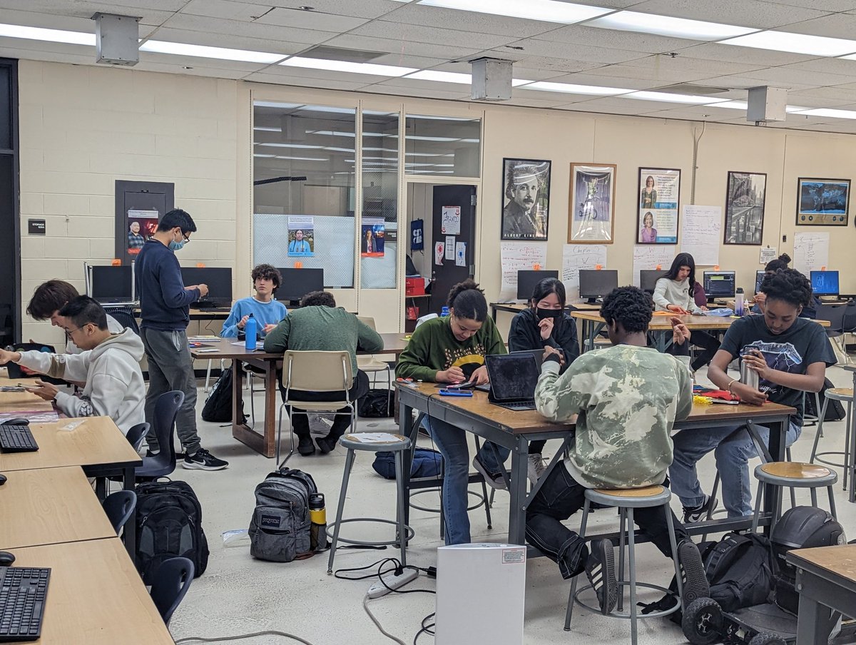 WY AP Comp Sci Principles students working on their final mural project. It's going to be Out of this World 🌍. Finishing up strong #ETextile #ILearnCS #Wyoung @ChiPubSchools @cs4allcps @ECCECPS @exploringcs @CSforAllTchrs @CSForIL @csteachersorg