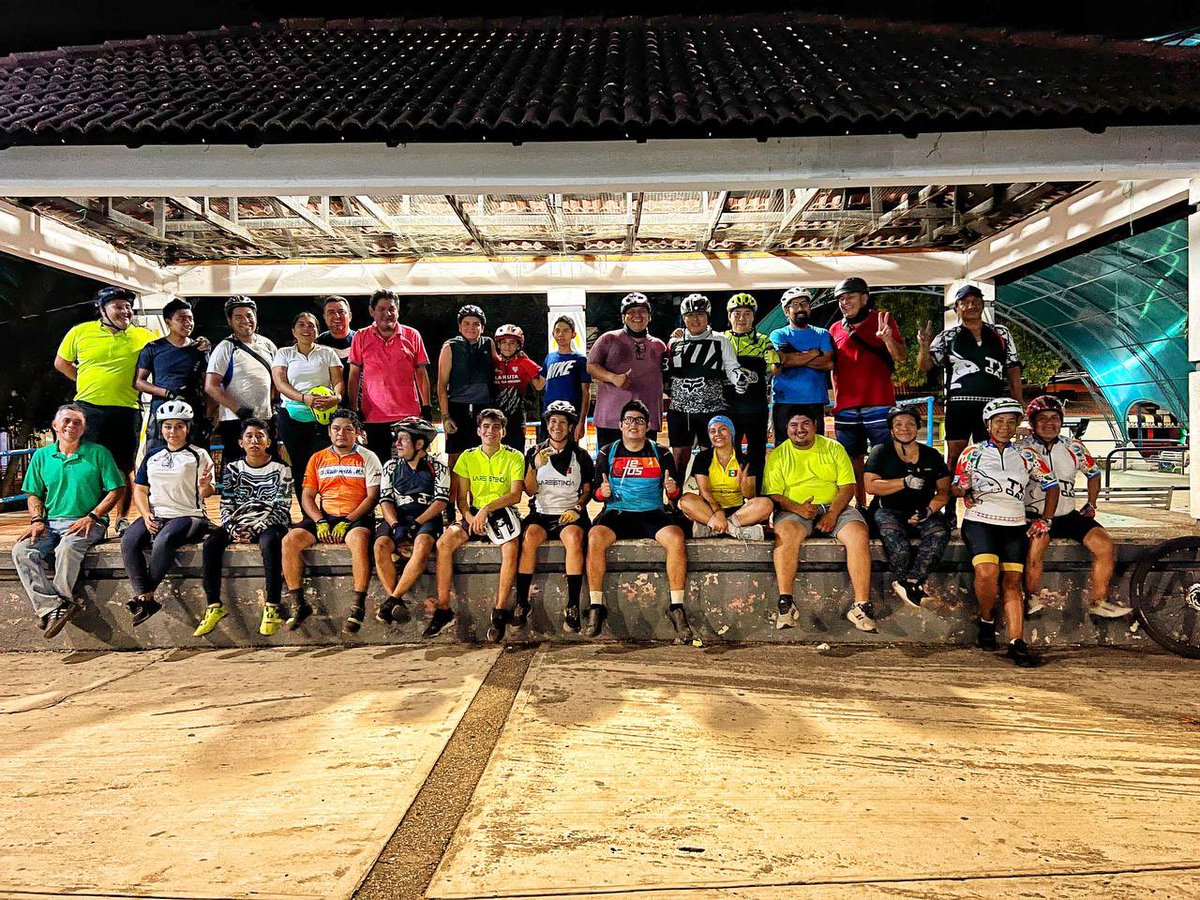 imolinae's tweet photo. ¡Cerramos nuestra noche de #viernes con una buena rodada con la banda! 🚲
#Tuxtepec
#RodandoAndamos https://t.co/zHij3A774v