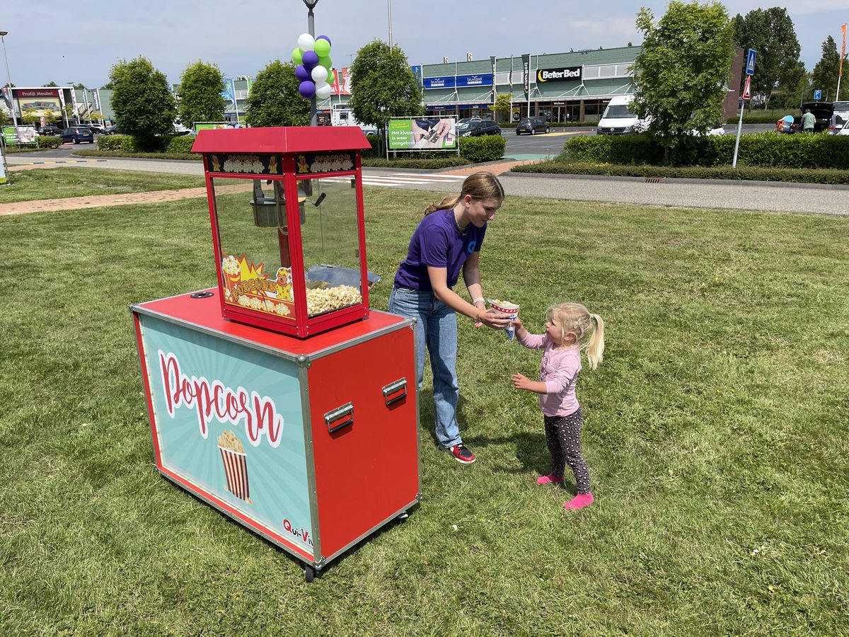 Tijdens de Pinksterdagen 2023 is Woonboulevard Middelburg extra leuk voor kinderen. Er is een kleine kermis met springkussens én gratis popcorn. Entree is vrij. 

Kom je ook?
