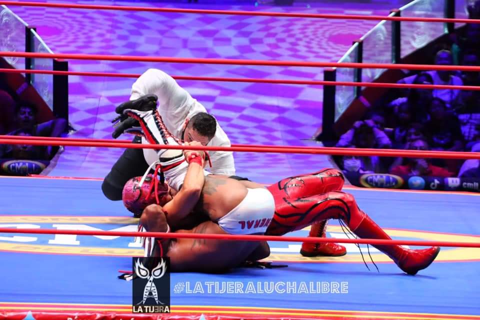 LaTijeraLucha's tweet photo. @elsoberanojr es el ganador absoluto de la #CopaJrVIP dando cuenta del @YoSoyDragon quien a pesar de la extraordinaria batalla que dio, tuvo que salir en camilla debido al potente castigo que le realizó el lagunero en el #ViernesEspectacular 
#CMLL...
#latijeraluchalibre https://t.co/JkS8f6uv3v