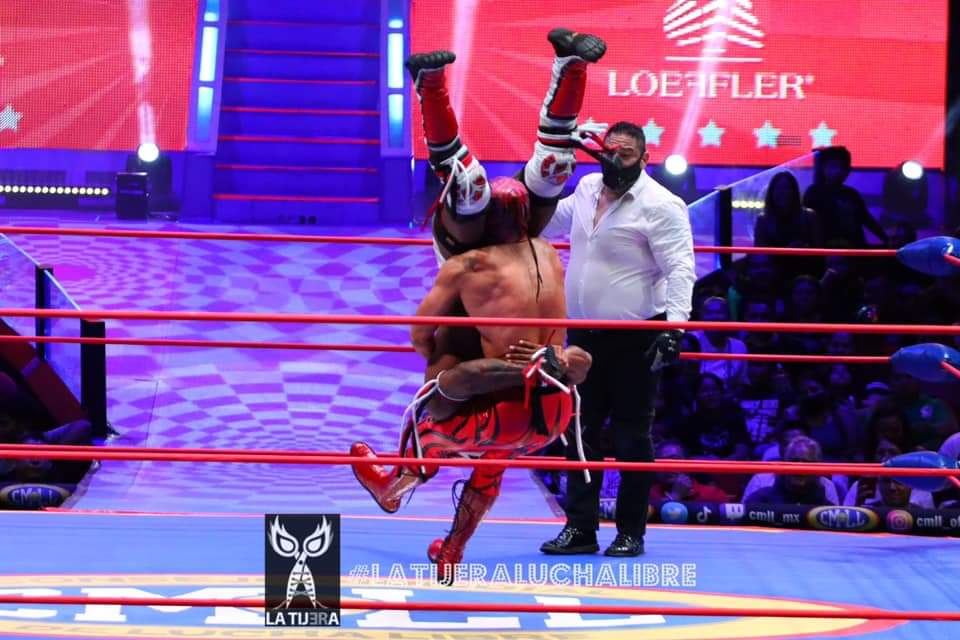 LaTijeraLucha's tweet photo. @elsoberanojr es el ganador absoluto de la #CopaJrVIP dando cuenta del @YoSoyDragon quien a pesar de la extraordinaria batalla que dio, tuvo que salir en camilla debido al potente castigo que le realizó el lagunero en el #ViernesEspectacular 
#CMLL...
#latijeraluchalibre https://t.co/JkS8f6uv3v