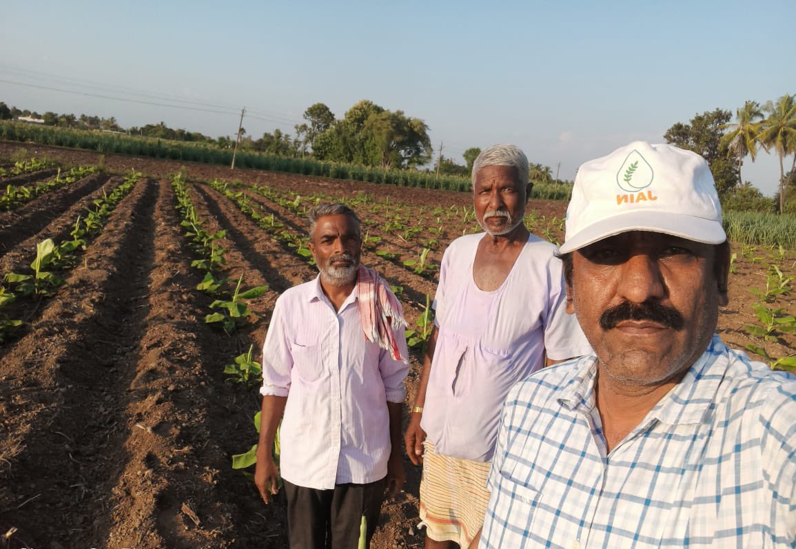 The widespread chain of #JISLAgronomists are always on their toes to help farmers with the tips for #PrecisionFarming and tactics to gain #MoreCropPerDrop 🌱💯

#JainIrrigation #SaturdayMorning #AgTech #JISL