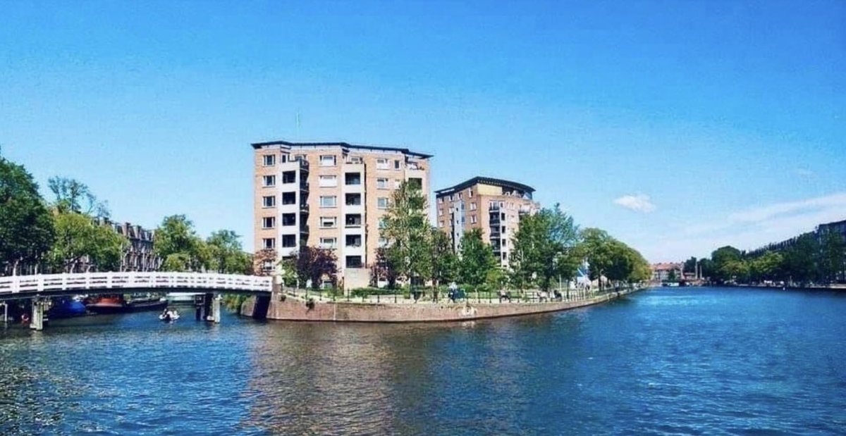 _2TAURUS2_'s tweet photo. @BarbaraVerhoeve Ik heb een prachtig uitzicht en kijk altijd naar de schepen die langs mijn appartement varen. Hier woon ik, vooraan met vanuit elke kamer en ook vanaf mijn balkon uitzicht over het water. https://t.co/Mioa0EdGhN