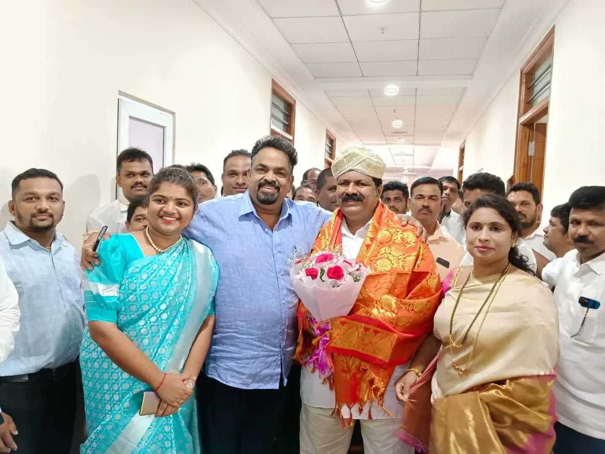 Satish_Sail's tweet photo. ನನ್ನ ಆತ್ಮೀಯ ಗೆಳೆಯ, ಭಟ್ಕಳ ವ���ಧಾನಸಭಾ ಕ್ಷೇತ್ರದ ಶಾಸಕರಾದ ಶ್ರೀ @MankalSVaidya ಅವರು ಸಂಪುಟದಲ್ಲಿ ಸಚಿವ ಸ್ಥಾನಕ್ಕೆ ಆಯ್ಕೆ ಆಗಿರುವುದು ನಮ್ಮೆಲ್ಲರಿಗೆ  ಹೆಮ್ಮೆಯ ಸಂಗತಿ.  ಈ ಸಂದರ್ಭದಲ್ಲಿ ಅವರನ್ನು ಬೆಂಗಳೂರಿನಲ್ಲಿ ಭೇಟಿಯಾಗಿ ಅಭಿನಂದಿಸಿದ ಸಂದರ್ಭ. @INCKarnataka https://t.co/X7ngZdpzk0