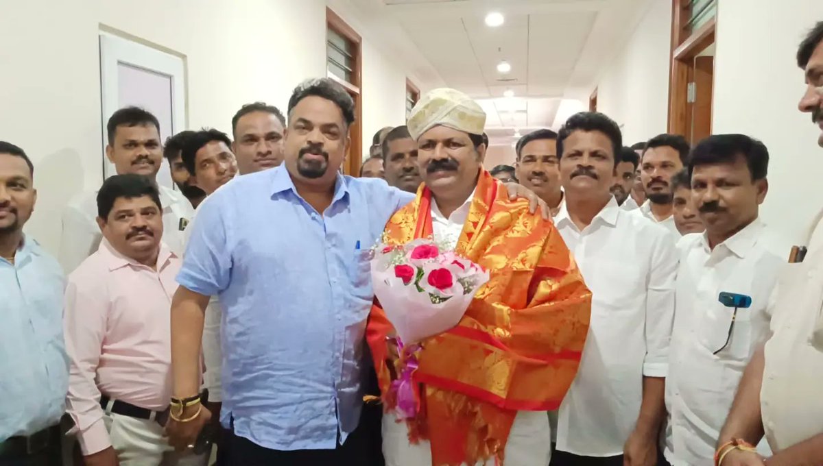 Satish_Sail's tweet photo. ನನ್ನ ಆತ್ಮೀಯ ಗೆಳೆಯ, ಭಟ್ಕಳ ವ���ಧಾನಸಭಾ ಕ್ಷೇತ್ರದ ಶಾಸಕರಾದ ಶ್ರೀ @MankalSVaidya ಅವರು ಸಂಪುಟದಲ್ಲಿ ಸಚಿವ ಸ್ಥಾನಕ್ಕೆ ಆಯ್ಕೆ ಆಗಿರುವುದು ನಮ್ಮೆಲ್ಲರಿಗೆ  ಹೆಮ್ಮೆಯ ಸಂಗತಿ.  ಈ ಸಂದರ್ಭದಲ್ಲಿ ಅವರನ್ನು ಬೆಂಗಳೂರಿನಲ್ಲಿ ಭೇಟಿಯಾಗಿ ಅಭಿನಂದಿಸಿದ ಸಂದರ್ಭ. @INCKarnataka https://t.co/X7ngZdpzk0