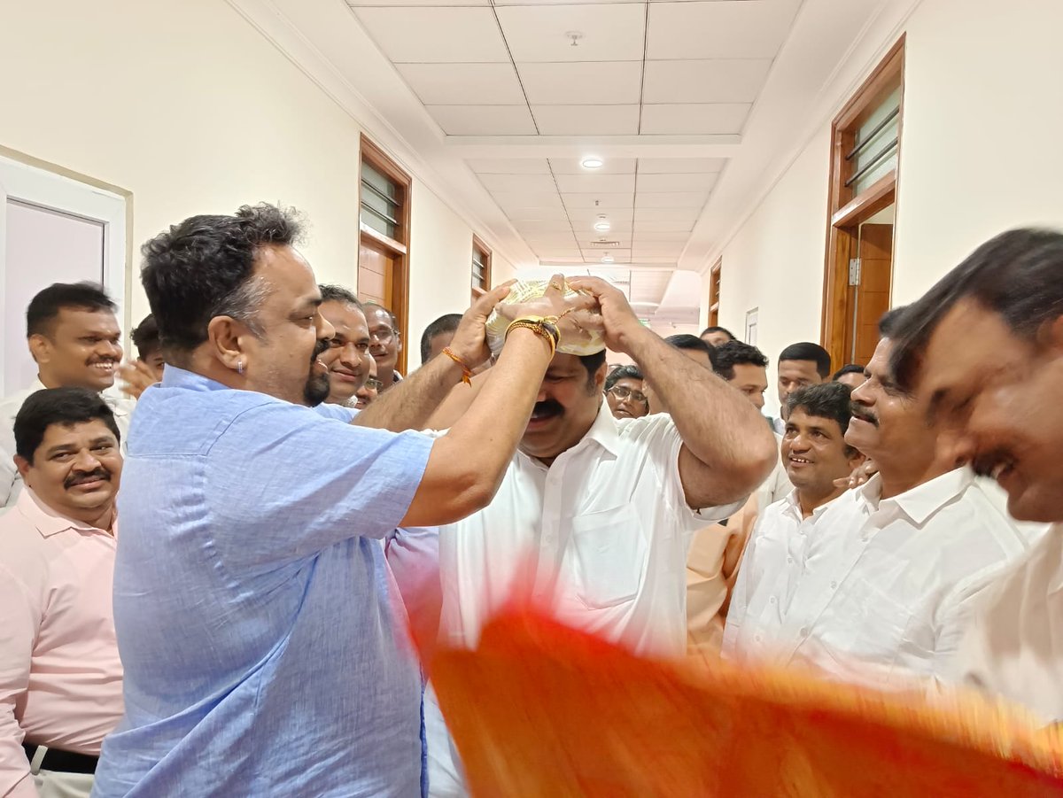 Satish_Sail's tweet photo. ನನ್ನ ಆತ್ಮೀಯ ಗೆಳೆಯ, ಭಟ್ಕಳ ವ���ಧಾನಸಭಾ ಕ್ಷೇತ್ರದ ಶಾಸಕರಾದ ಶ್ರೀ @MankalSVaidya ಅವರು ಸಂಪುಟದಲ್ಲಿ ಸಚಿವ ಸ್ಥಾನಕ್ಕೆ ಆಯ್ಕೆ ಆಗಿರುವುದು ನಮ್ಮೆಲ್ಲರಿಗೆ  ಹೆಮ್ಮೆಯ ಸಂಗತಿ.  ಈ ಸಂದರ್ಭದಲ್ಲಿ ಅವರನ್ನು ಬೆಂಗಳೂರಿನಲ್ಲಿ ಭೇಟಿಯಾಗಿ ಅಭಿನಂದಿಸಿದ ಸಂದರ್ಭ. @INCKarnataka https://t.co/X7ngZdpzk0