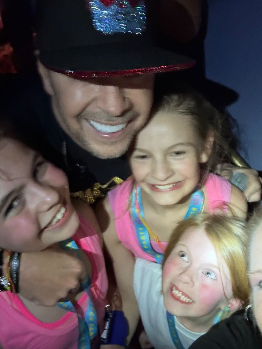 Thanks to the blockheads who gifted us tickets! @DonnieWahlberg thanks for taking a few seconds to make my daughter so happy!#Blockcon2023