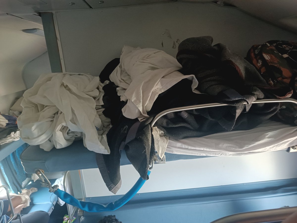 @spjdivn @drmdhnecr @indianrailway__ @AshwiniVaishnaw bedroll occupied full birth train no 17005 hydrabad raxaul pnr 4660185538 B5 62