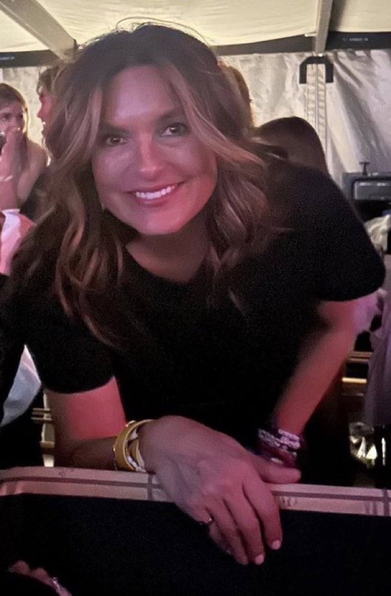 #MariskaHargitay looking stunning at Taylor's concert what a beautiful smile love that she is having a good time