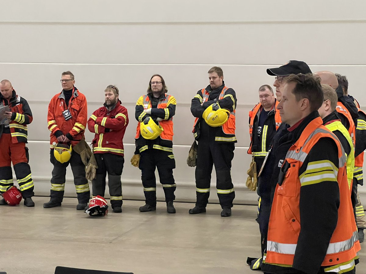 Palokuntien #Suomenmestaruus-kilpailu, #Jehu-malja alkamassa, ryhmänjohtajat käskynjaolla. 
#varautuminen #sopimuspalokunta #VPK

Teema palokunta-#poikkeusoloissa. 
Vasemmalla @esajlaine @vspelastus @Turkukaupunki 

Järjestäjä @stadinbrankkari.