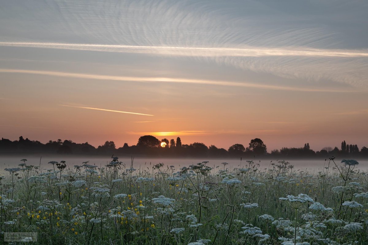 Early bird catches the….Sunrise over Birlingham, Worcestershire #sunrise #Birlingham #WorcestershireHour