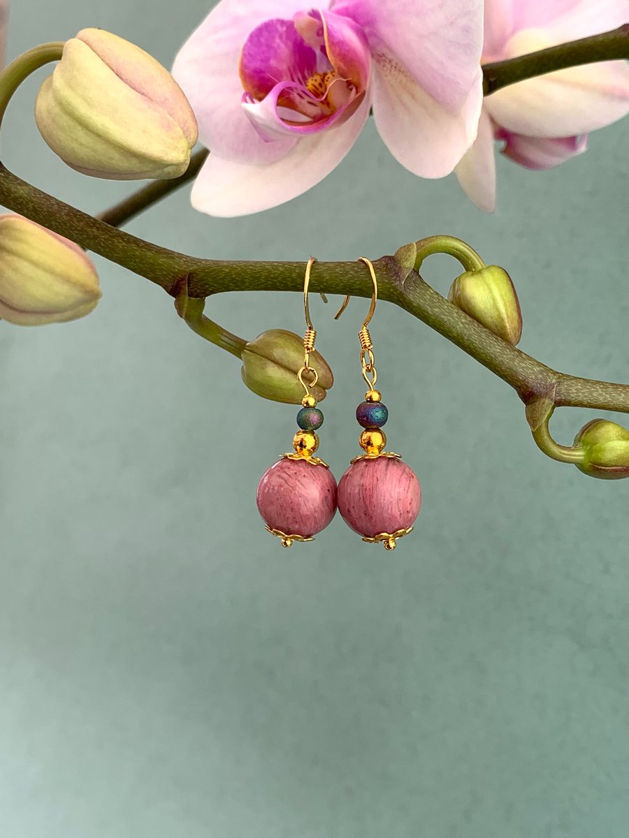 EarringsOfGem's tweet photo. These earrings make an attractive addition that would work with lots of outfits, featuring decorative bead caps that add a touch of elegance and detail. #madeinwales #rhodoniteaesthetic #classymother #prettygirlfriend #healingfriend #hippiesister
https://t.co/Twfe6jJXTk https://t.co/4ld2dZj7WW