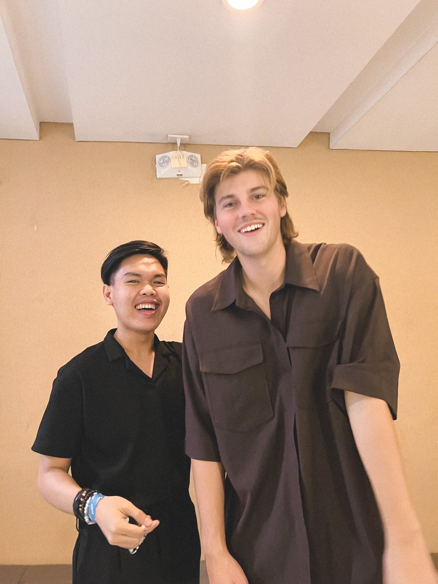 gossip with a little bit of meet & greet… 😅

nice to meet you again, @oneruel! my seven-hour commute was definitely worth it. 

#RUELinMANILA #4thWall #4thWallWorldTour