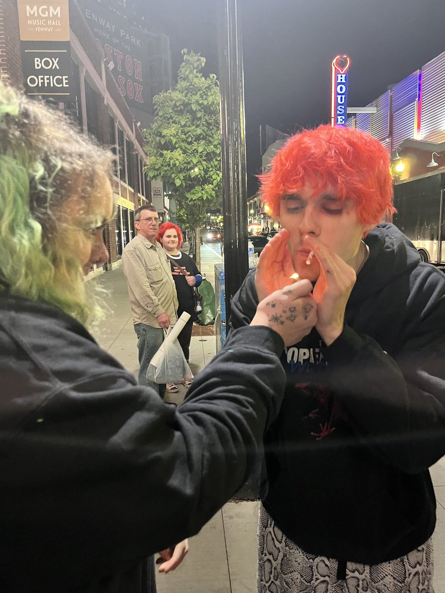 busymissliz110's tweet image. Being a bad influence