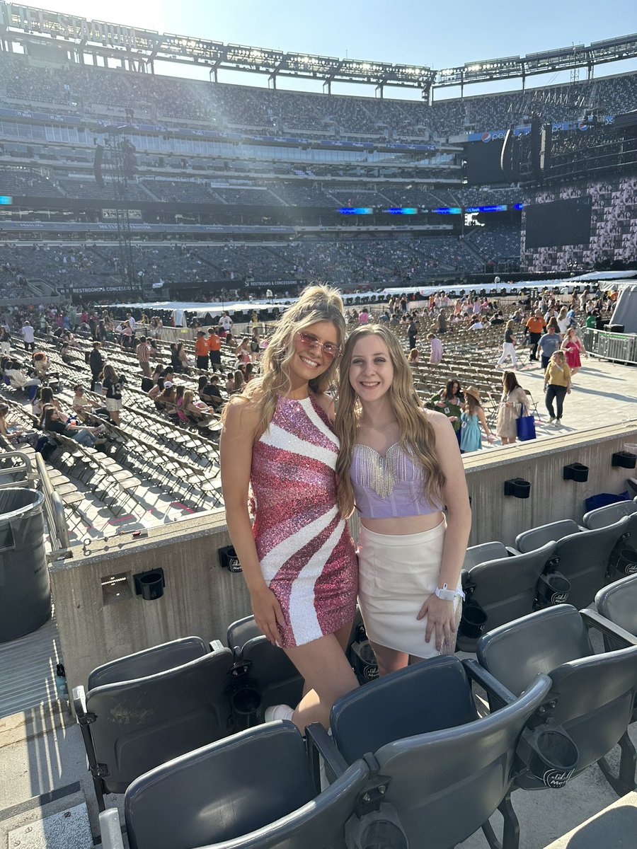 sydcipriano's tweet photo. We had the most amazing, *spiciest* time at the Eras Tour 💕@taylornation13  #EastRuthTSTheErasTour #Lover #SpeakNow https://t.co/zcZgaNj8wC