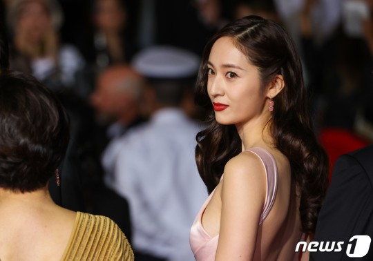 tang__kira's tweet photo. Krystal (Jung Soojung) ngaku gabaca naskah film 'Cobweb' pas nerima tawaran projectnya

"Walaupun peranku kecil sekalipun, aku tetep mau main film ini"

Pas baca naskahnya, Krystal makin semangat syuting karena latar tahun 1970an tuh menarik banget bagi dia https://t.co/GNGytSdRh8