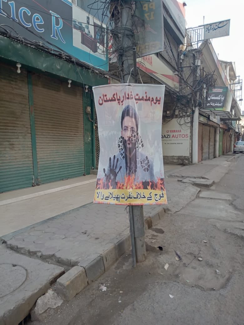 TalatHussain12's tweet photo. Banners pop up. Imran’s desperate appeal for “dialogue”—an avenue he scornfully spurned in favour of street agitation and chaos not long ago to get his political goals—look like a waste of breath. This sentiment on public display shows which way things would go for him. https://t.co/G6B3k2uEIa