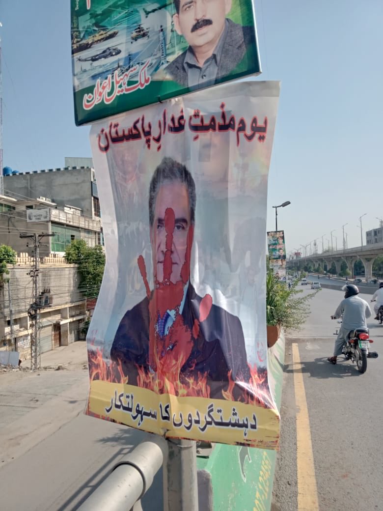 TalatHussain12's tweet photo. Banners pop up. Imran’s desperate appeal for “dialogue”—an avenue he scornfully spurned in favour of street agitation and chaos not long ago to get his political goals—look like a waste of breath. This sentiment on public display shows which way things would go for him. https://t.co/G6B3k2uEIa