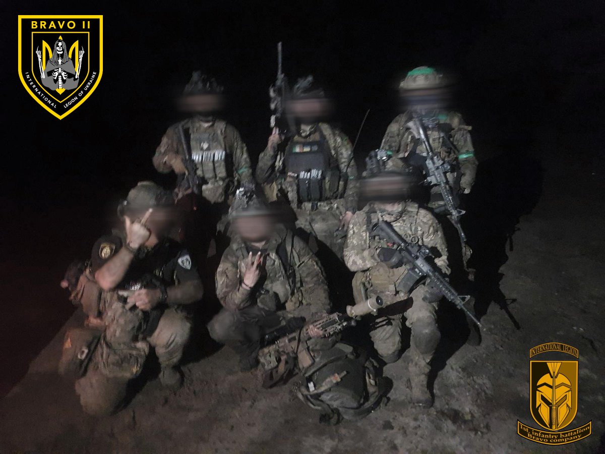Following a night operation 🌃
Four of the six soldiers pictured had only recently arrived at the frontlines and this was their first mission ✌️
#UkraineFrontlines #SlavaUkraini #Bravo2Legion #InternationalLegion