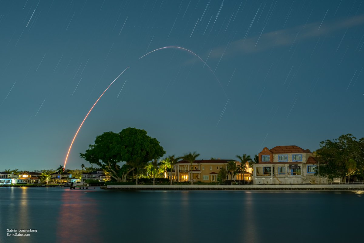 And up went the @spaceX @Arabsat #Arabsat7B #Badr8 mission. Taken from 136 miles away in @StPeteFL. 
#spacex #falcon9 #ilovetheburg #flightclub #Astrophotography #rocketlaunch #stpetersburg #Florida #coffeepotbayou
