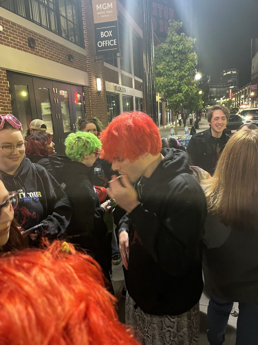 ariessuns's tweet image. he’s gone hollywood on us help ‼️