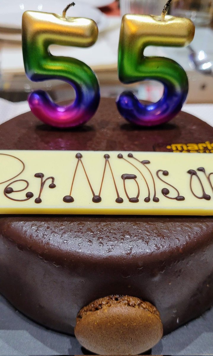 Gerhardss's tweet image. Brutal com sempre el pastís Sacher amb macaró del Forn i Pastisseria Mariscal de Terrassa. Un final d'aniversari insuperable #goodcake #xocolat #pastís #rec 🍰😋