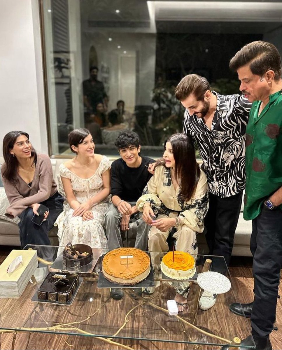 Picture perfect! 📸

The Kapoor family, including #AnilKapoor, #ArjunKapoor, #KhushiKapoor and #ShanayaKapoor gather to celebrate Jahaan Kapoor’s 18th birthday.