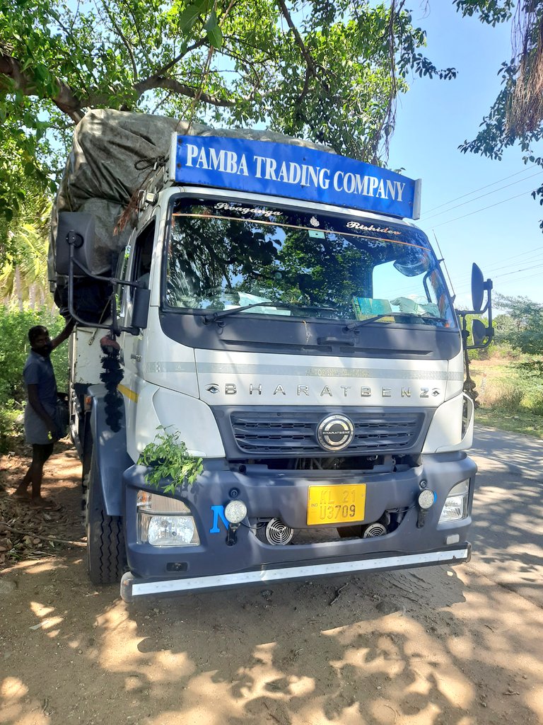 This truck with Kerala's electronic & plastic waste was found near Kalathimadam village in Alangulam- Ambasamudram Road. Driver said he brought waste from Kerala to Alangulam via Kanniyakumari district check post without documents @kumari_police @TenkasiPolice