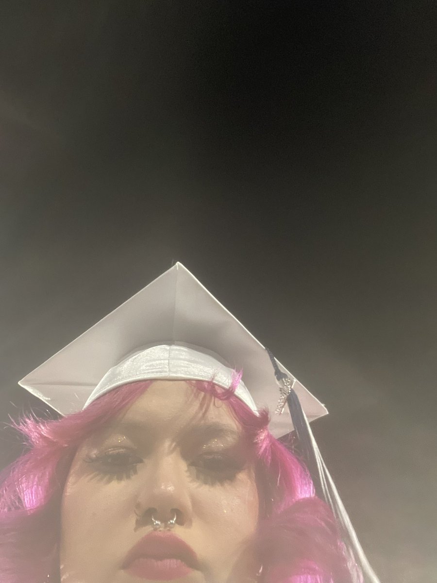 kypeeisalive's tweet photo. 🎓 https://t.co/RpAq1Hnwcb