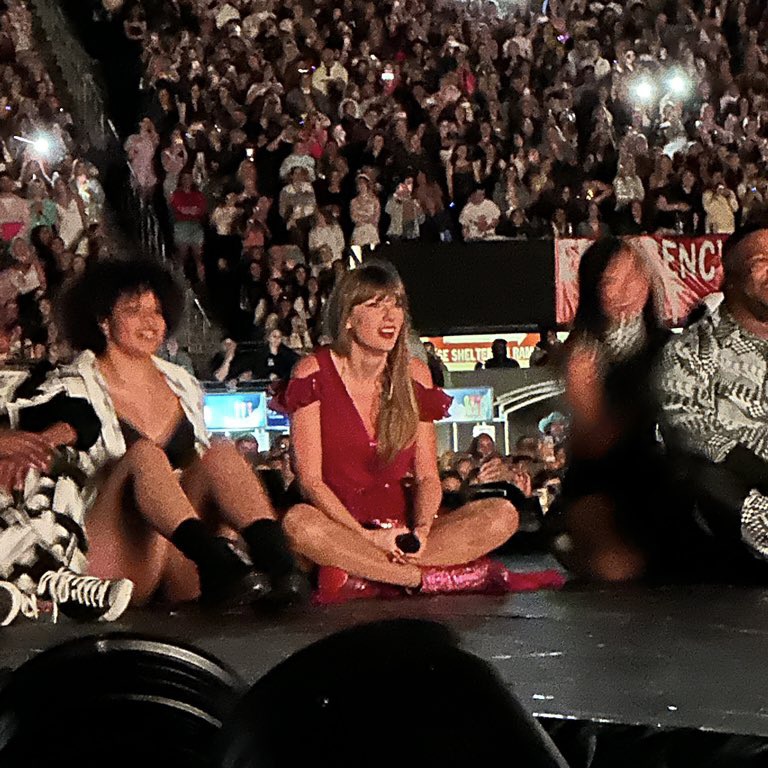 📸| @TaylorSwift13 watching "Karma" premiere with her dancers