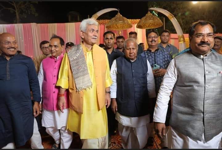 BabhanPolitics's tweet photo. #यूपी_व_भूमिहार 
लोकसभा में घटती हिस्सेदारी !! 

1952 से 1980 
तक लगातार हर चुनाव में पूर्वांचल से 3 भूमिहार सांसद बने ...!! 
■ #वाराणसी_लोकसभा (1977 गाजीपुर)
■ #देवरिया_लोकसभा (सिर्फ 1957 में सलेमपुर-1977 पडरौना)
■ #घोसी_लोकसभा (सिर्फ 1952 में आजमगढ़)
का सिलसिला 1980 तक चला ... 

1952 में आजमगढ़-मऊ लोकसभा सीट से अलगू राय शास्त्री - बनारस से रघुनाथ सिंह - देवरिया व सलेमपुर से विश्वनाथ राय !! 
ये सिलसिला 1971 तक जारी रहा ....!! 

● बनारस से रघुनाथ सिंह एवं सत्यनारायण सिंह 1971 तक !!
● देवरिया एवं सलेमपुर से लगातार 1977 तक #विश्वनाथ_राय 
1977 में पडरौना से "#बाबू_गेंदा_सिंह - 1980 में देवरिया से 1984 तक "#रामायण_राय !! 
● घोसी लोकसभा से 1957 से लेकर 1999 तक भूमिहार ही सांसद रहे .. 
जयबहादूर सिंह से लेकर झारखण्ड राय - शिवराम राय - राजकुमार राय होते हुए दिग्गज "#कल्पनाथ_राय तक ...!! 

◆ 1977 में भी 3 सांसद हुए ...
गाजीपुर से #गौरीशंकर_राय - पडरौना से गेंदा सिंह - घोसी से शिवराम राय ...
◆ 1980 में 2 सांसद हुए देवरिया से रामायण राय व घोसी से झारखण्ड राय जबकि राज्यसभा से कल्पनाथ राय 

◆ 1996 में 2 सांसद हुए - 
गाजीपुर - मनोज सिन्हा 
घोसी - कल्पनाथ राय 
◆ 1999 में मनोज सिन्हा ...!! 
फिर 2004 से 2014 तक इलाहबाद से "#कुँवर_रेवती_रमन_सिंह का दौर चला .... राज्यसभा में कुसुम राय !! 
2014 में मनोज सिन्हा एवं 2019 में अतुल राय घोसी से व राज्यसभा से रेवती रमन सिंह !!

#2024_पुनर्वापसी_काल 
#पूर्वांचल_भूमिहार 
राय प्रतीक सिंह के फेसबुक वाल से