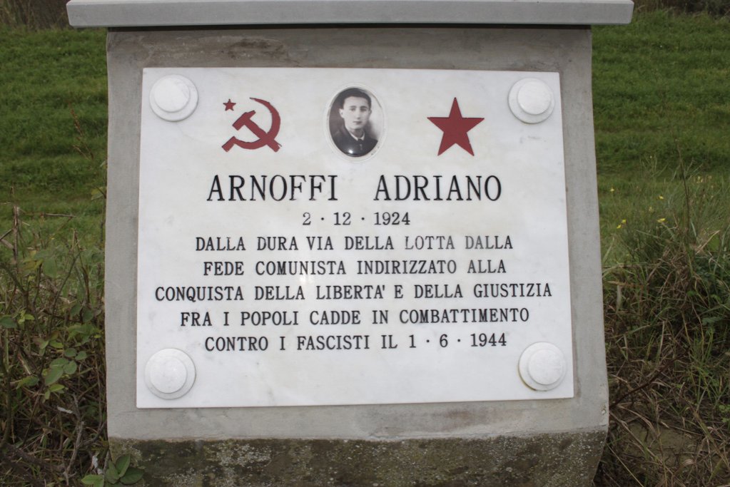 Partigiano comunista,#AdrianoArnoffi il #1giugno 1944 venne sorpreso insieme ad altri due compagni nella cascina del colono Tabannelli a #Conselice (#RA), da un reparto di oltre 100 fascisti della #GNR.Venne ucciso con un colpo di pistola sparato alle spalle.Aveva 19 anni.