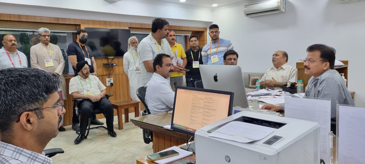 Reaching out to citizens ! On 26.05.2023 Jansunwai held at Licensing Unit till 8.30pm by Jt CP. Total 137 applicants heard and their grievances redressed. #wecare #citizensfirst #delhipolice #cpdelhi #sanjaysingh_ips