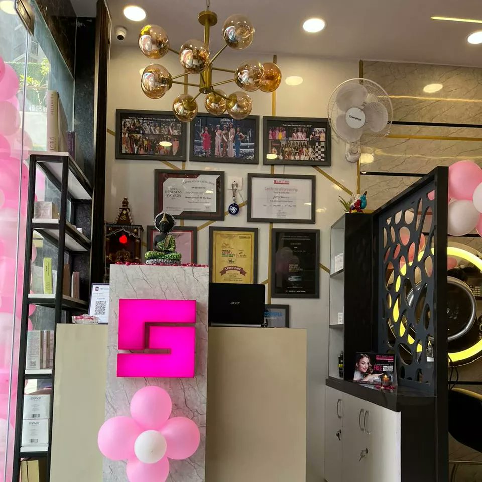 Finally the wait is over ! Glam Studios is now open at Noida Sector 143 and is ready to glam you all. 
.
#newlaunch #salonlaunch #newlyopened #glamstudios #newsalon #inauguration #inauguraloffer #noidagram #delhigram #noidasalon #salonoffers #beautysalon #hairsalon