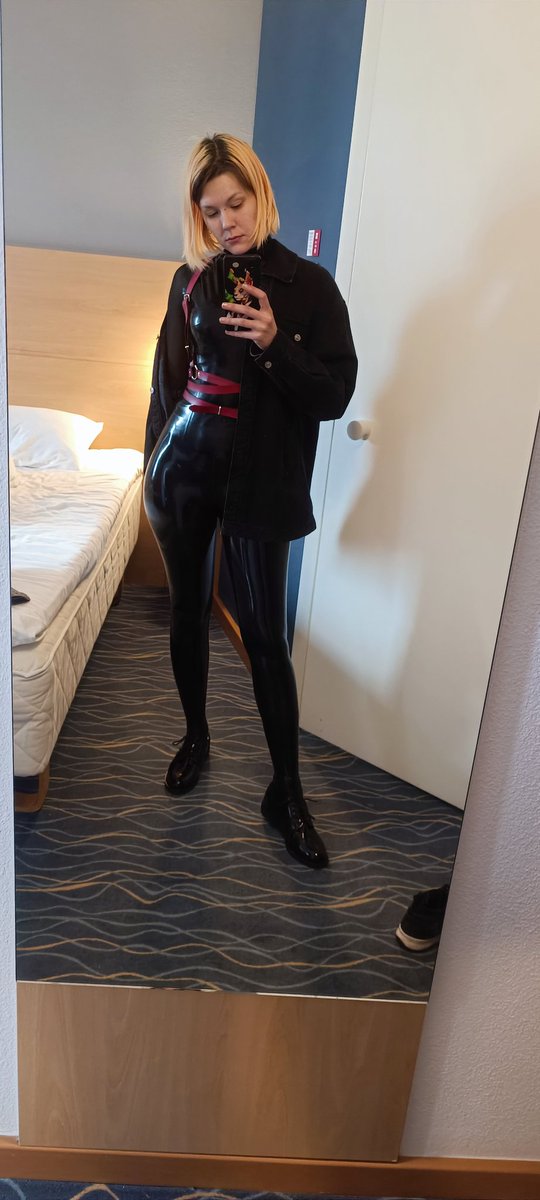 🖤❤🖤 How was your day? 
More photos boosty.to/licoramint
#latex #rubber #latexgirl #ラテックス #latexinpublic #hotelroom