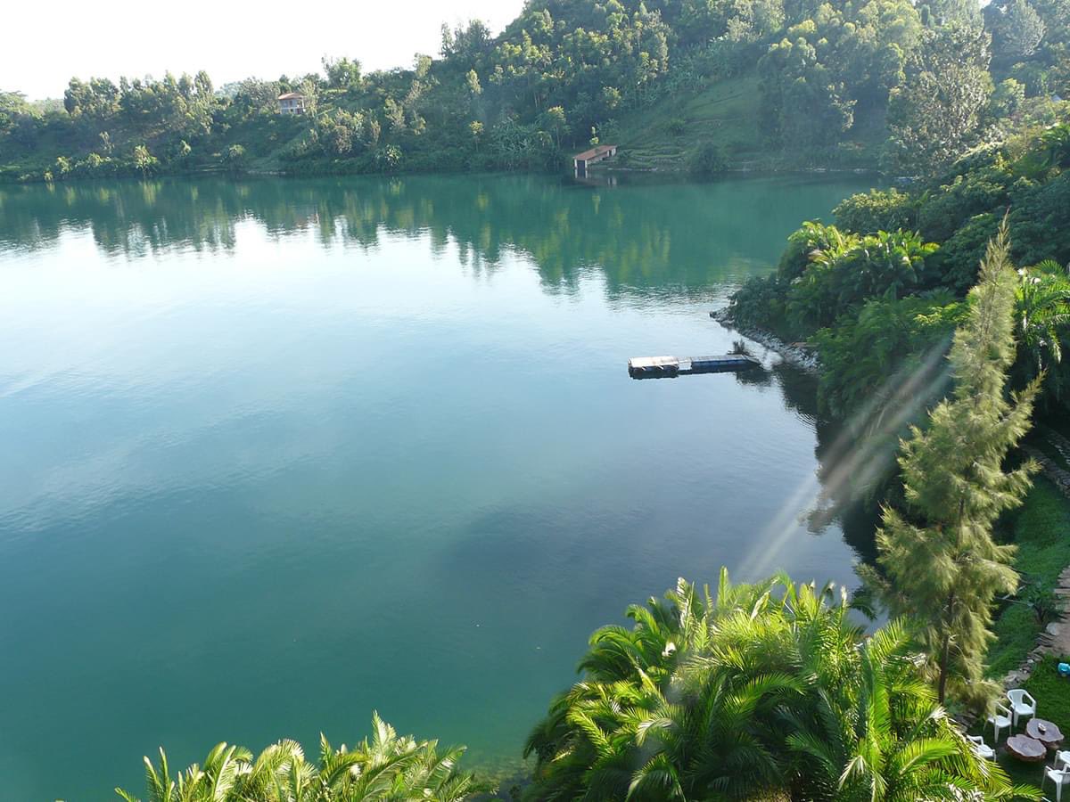 GroupCongo's tweet image. Selon les estimations scientifiques, le lac Kivu (2.370 km²) détient près de 60 Milliards de mètres cubes de méthane et de CO2 d’origine magmatique.

Ces énormes quantités de gas methane se révèlent être une vive opportunité d’investissement des capitaux.

Lien pour + d’infos.