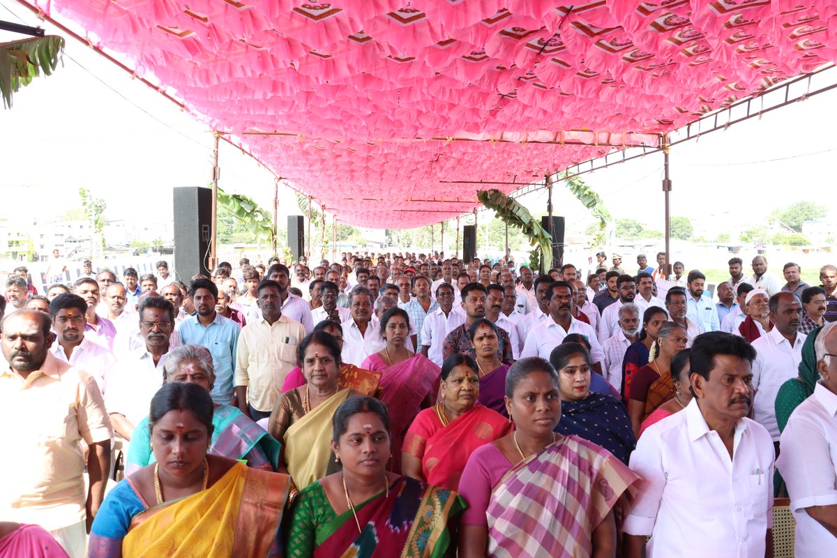 KN_NEHRU's tweet photo. மாண்புமிகு முதலமைச்சர் திரு.மு.க.ஸ்டாலின் அவர்களின் வழிகாட்டுதலின்படி, நகராட்சி நிர்வாகம் மற்றும் குடிநீர் வழங்கல் துறையின் சார்பில், மதுரை மாவட்டத்திலுள்ள 11 ஊராட்சி ஒன்றியங்களைச் சார்ந்த 1191 குடியிருப்புகளுக்கு 3 கூட்டு குடிநீர் திட்டங்களுக்கு அடிக்கல் நாட்டு விழா, உசிலம்பட்டி நகராட்சி குடிநீர் திட்டம் தொடக்க விழா, மதுரை மாநகராட்சி சீர்மிகு திட்டத்தின் கீழ் வைகை ஆற்றின் கரை பகுதிகளில் மேம்பாடு பணிகள் மற்றும் உயர்மட்ட மேம்பாலம், அறிஞர் அண்ணா மாளிகை 50 ஆம் ஆண்டு பொன்விழா நுழைவு வாயில் திறப்பு விழா ஆகியவை நடைபெற்றன. இவ்விழாவில் மாண்புமிகு தகவல் தொழில்நுட்பத்துறை அமைச்சர் பழனிவேல் தியாகராஜன், மாண்புமிகு வணிக வரித்துறை அமைச்சர் மூர்த்தி, மாண்புமிகு பிற்படுத்தப்பட்டோர் நலத்துறை அமைச்சர் ராஜகண்ணப்பன் ஆகியோருடன் இணைந்து திறந்துவைத்தேன். 

இந்நிகழ்ச்சிகளில் நாடாளுமன்ற உறுப்பினர் வெங்கடேசன், சட்டமன்ற உறுப்பினர்கள் தளபதி, பூமிநாதன், வெங்கடேசன் மற்றும் மதுரை மேயர் இந்திராணி பொன்வசந்த், துணை மேயர், அரசு உயரதிகாரிகள், அரசு அலுவலர்கள், கழக நிர்வாகிகள் மற்றும் பொதுமக்கள் உள்ளிட்ட பலர் கலந்துகொண்டனர். 

#DMK | #MKStalin | #KNNehru | #Madurai | #DravidianModel