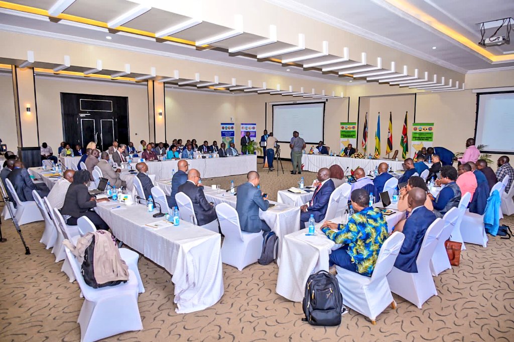 UgandaMediaCent's tweet photo. The Ministers commended the Republic of Uganda for
convening the Joint Ministerial meeting for the development of
the SGR and expressed gratitude for the warm reception and
hospitality accorded to them and their delegations during the visit #SGRProgress https://t.co/S67vkRxng2