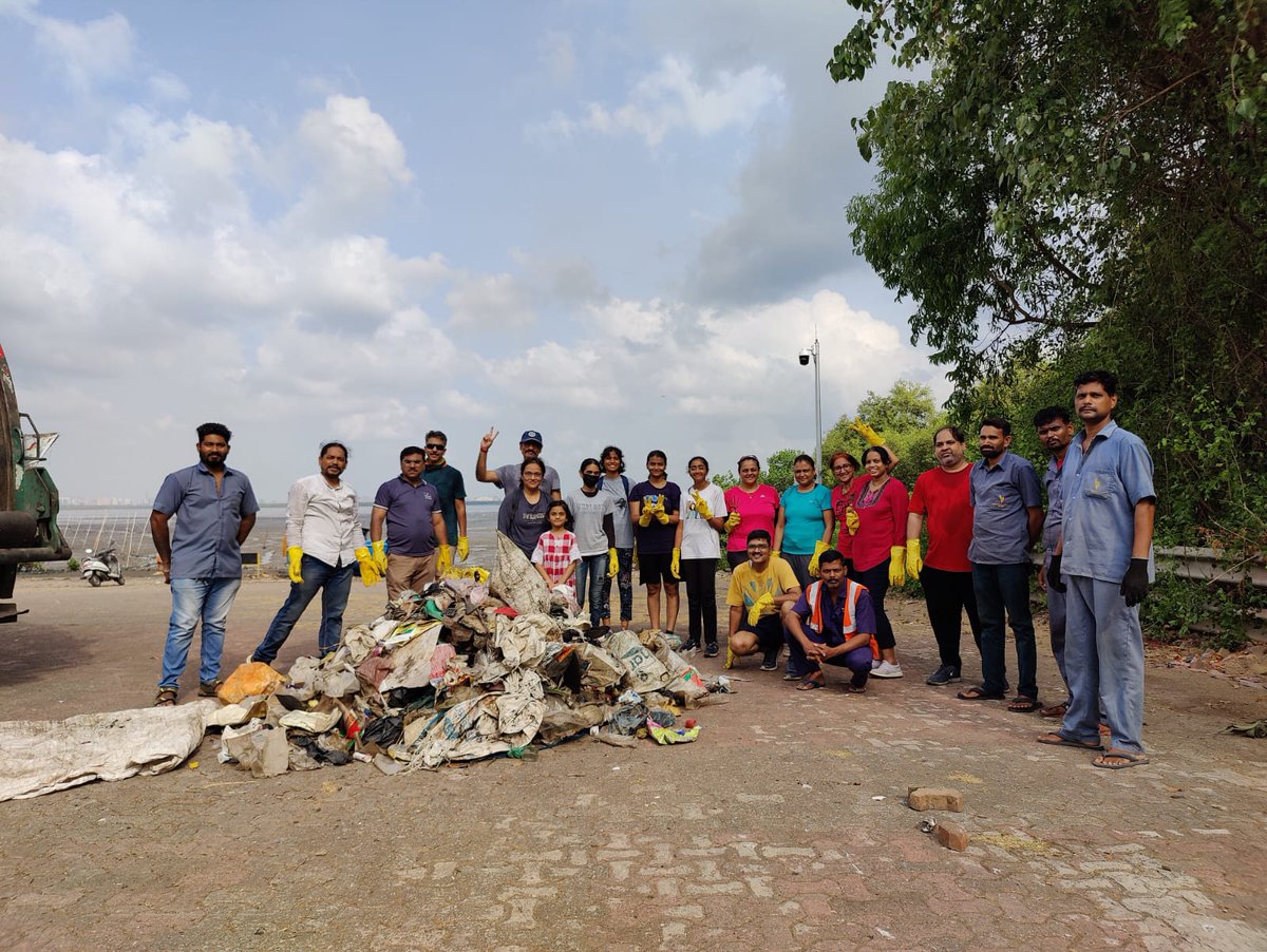 [27/05/23 8am]Woot! nice weather a drizzle some breeze. such a diff. #mangrove cleanup wt #mangrovemarshalls @ #sagarvihar #vashi #navimumbai majorly spent unwinding #plastic bags that drift in, twist, choke branches wt each tide/wave join us every sat pliss